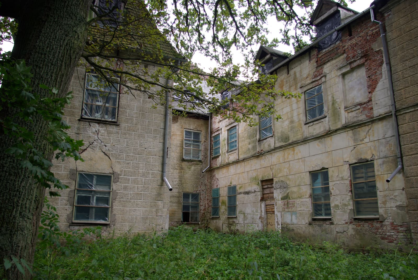 Das Lehndorff-Schloss in Steinort und der umgebende Park