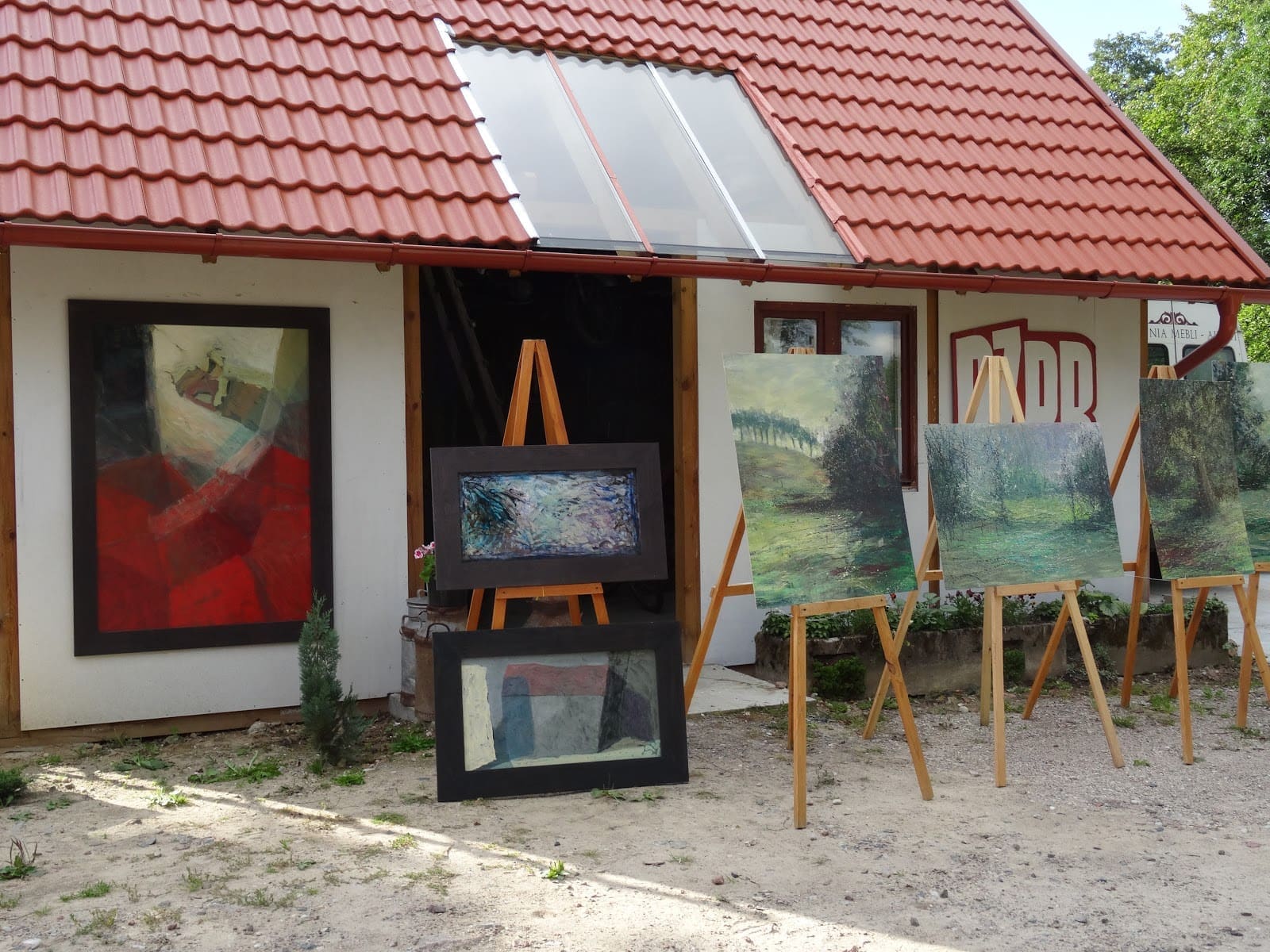 Pleinair-Gemälde auf Staffeleien vor dem Gebäude von Poza Zgiełkiem