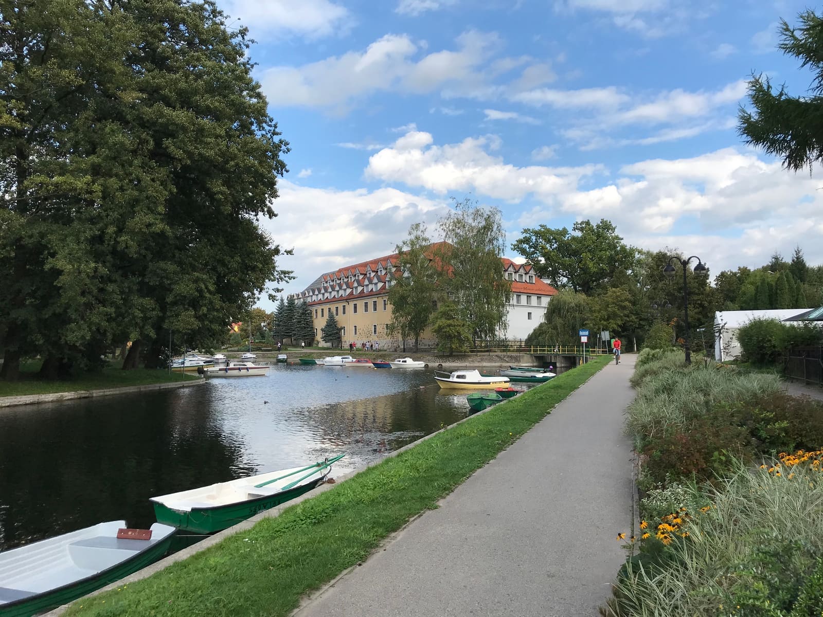 Rzeka Węgorapa w Węgorzewie, przy której leży Park Etnograficzny