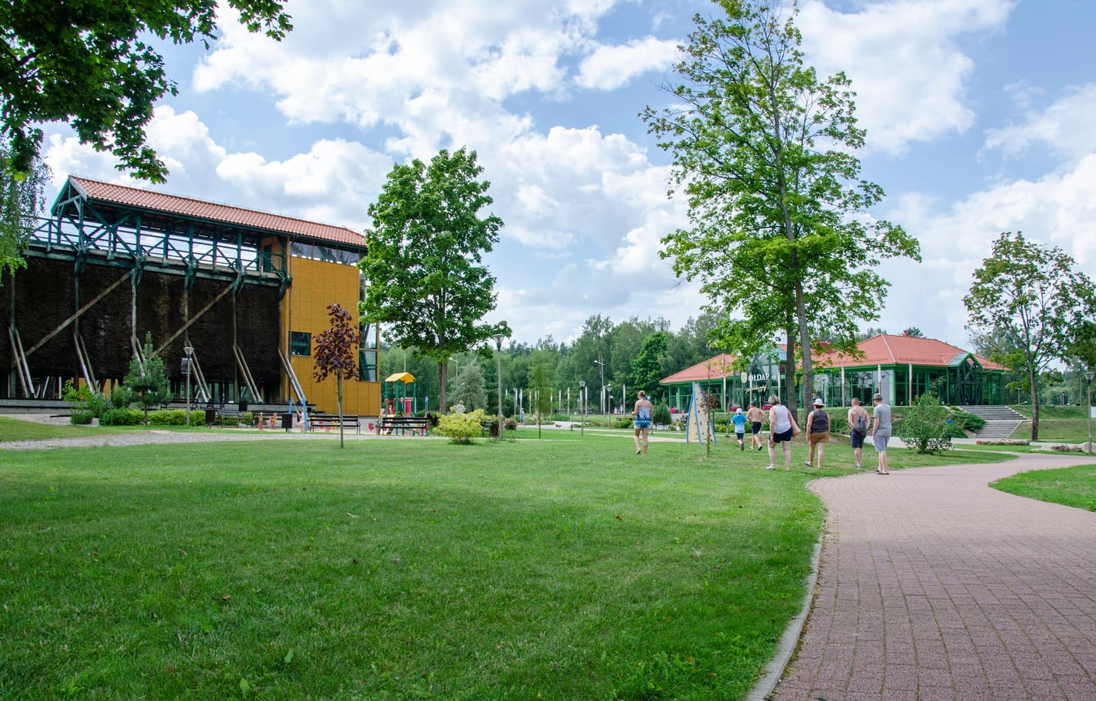 Das Gradierwerk in Gołdap an der Kurpromenade
