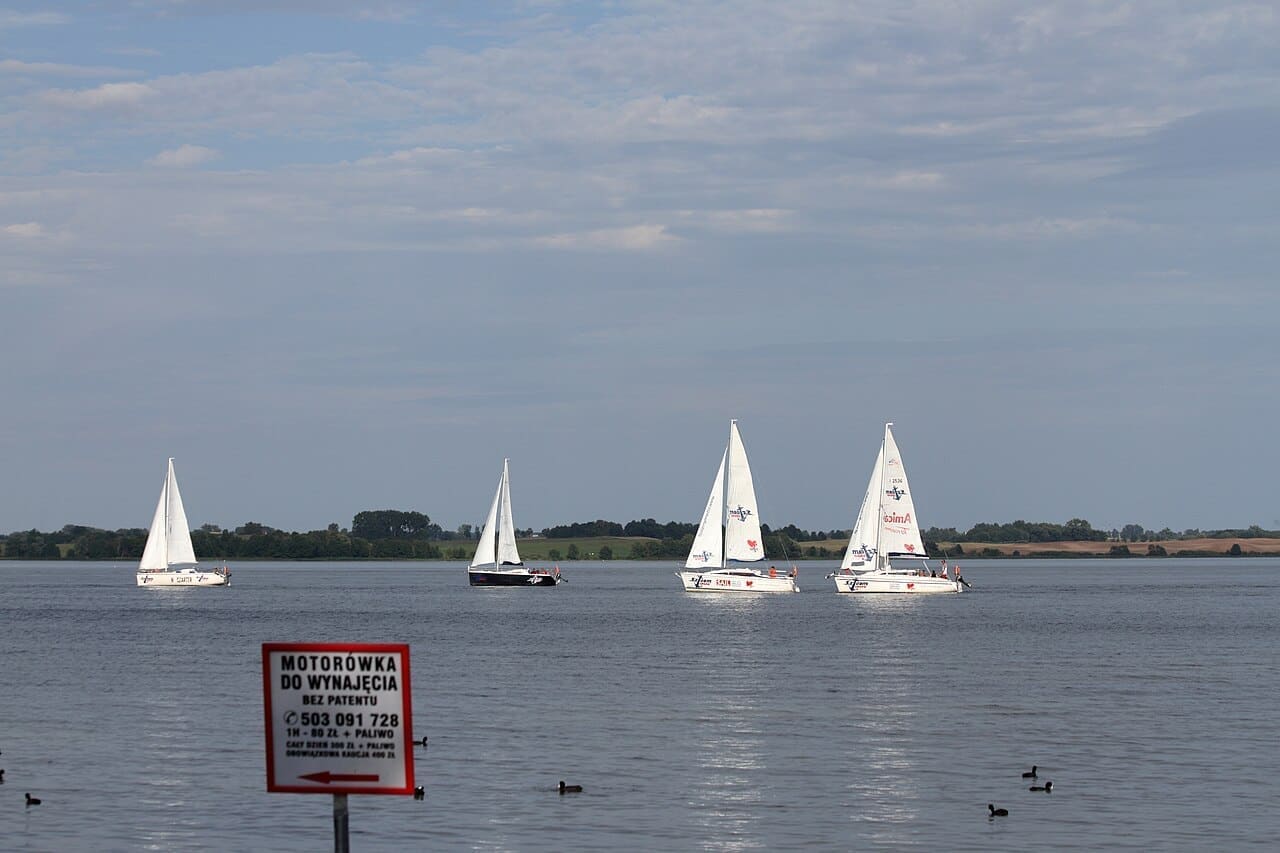 Letnie Mazury – jezioro i leśna plaża w słoneczny dzień