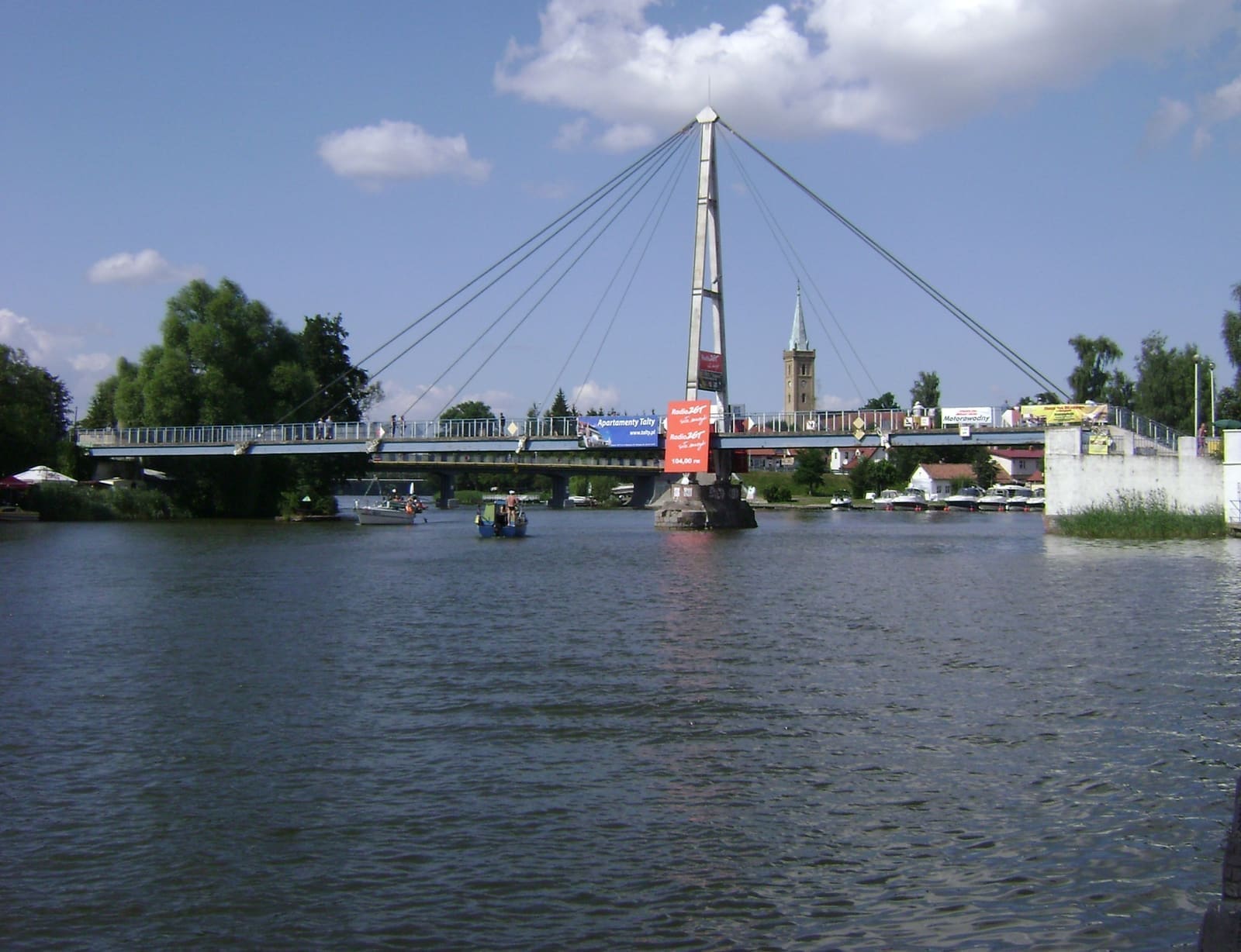 Kolorowe domy i marina w Mikołajkach – mazurskiej stolicy turystycznej