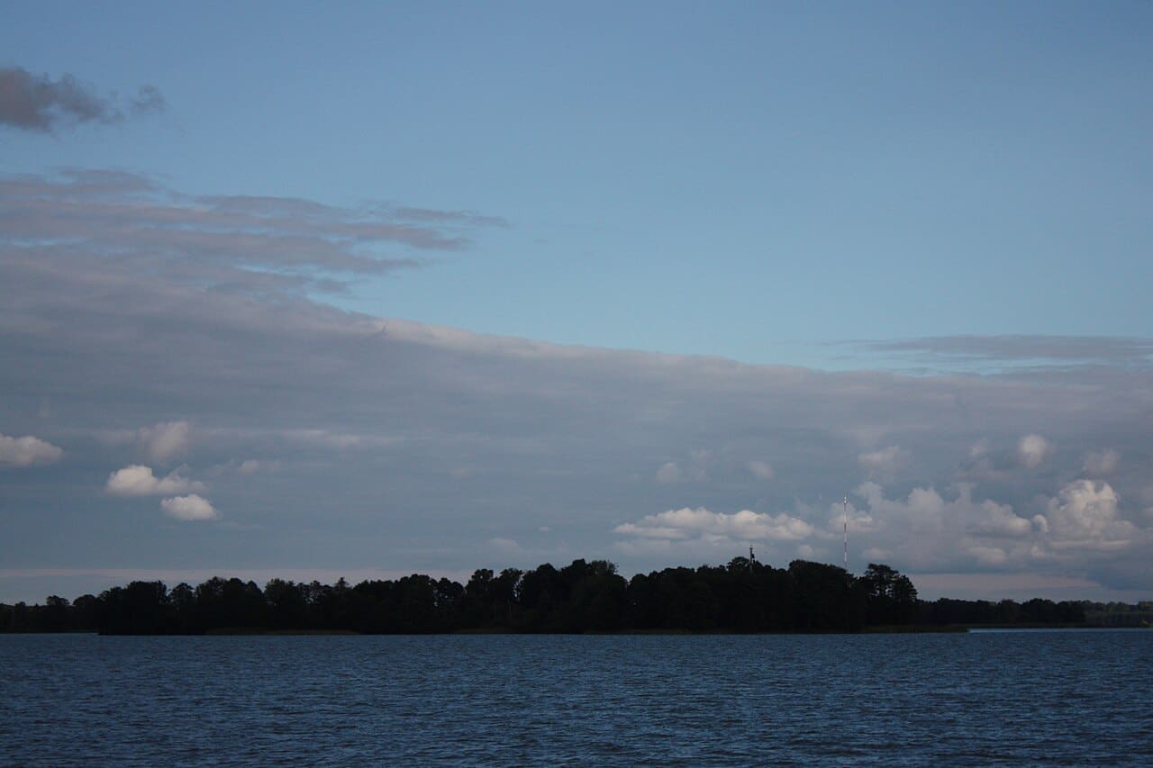 Ein ruhiger polnischer See – idealer Angelplatz